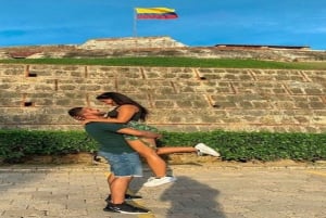 Cartagena: Explora a cidade a bordo de uma chiva tipica (um autocarro típico local)