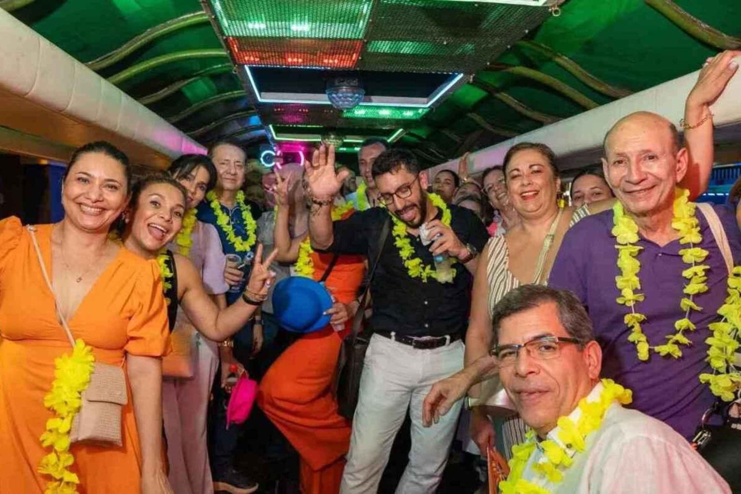 Cartagena: Nachtfeest in authentieke Colombiaanse chiva met entertainer