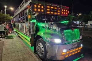 Cartagena: Nachtfeest in authentieke Colombiaanse chiva met entertainer