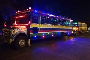 Cartagena: Nachtfeest in authentieke Colombiaanse chiva met entertainer