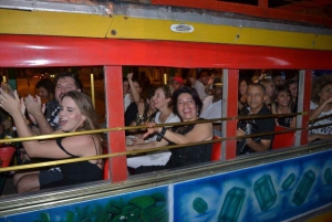 Cartagena: Nachtfeest in authentieke Colombiaanse chiva met entertainer