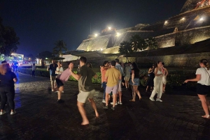 Cartagena: Nachtfeest in authentieke Colombiaanse chiva met entertainer