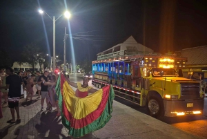 Cartagena: Nachtfeest in authentieke Colombiaanse chiva met entertainer