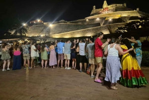 Cartagena: Nachtfeest in authentieke Colombiaanse chiva met entertainer