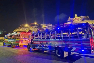 Cartagena: Nachtfeest in authentieke Colombiaanse chiva met entertainer