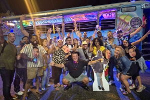 Cartagena: Nachtfeest in authentieke Colombiaanse chiva met entertainer