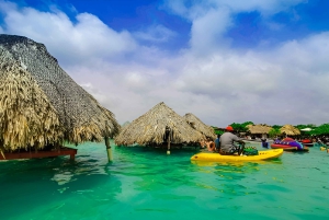 Cartagena: Party Boat til Cholon Beach med 2 drinks og frokost