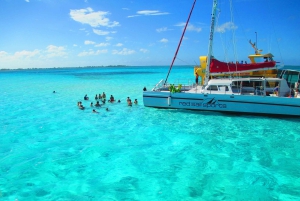 Cartagena: Party Boat til Cholon Beach med 2 drinks og frokost