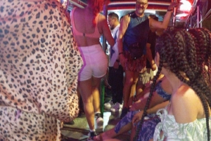 カルタヘナ：街を横断する典型的なバスでのパーティー