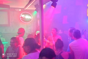 カルタヘナ：街を横断する典型的なバスでのパーティー