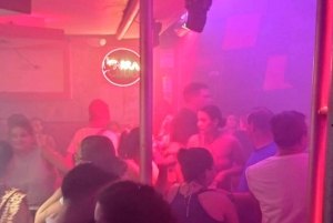 カルタヘナ：街を横断する典型的なバスでのパーティー