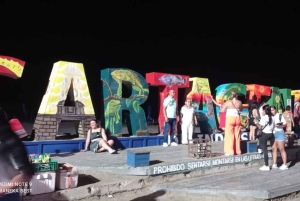 カルタヘナ：街を横断する典型的なバスでのパーティー