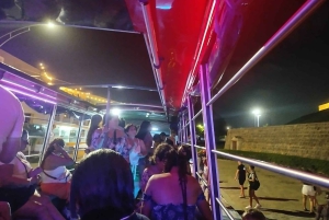 カルタヘナ：街を横断する典型的なバスでのパーティー