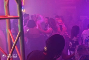 カルタヘナ：街を横断する典型的なバスでのパーティー