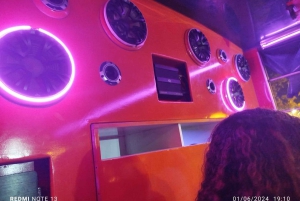 カルタヘナ：街を横断する典型的なバスでのパーティー