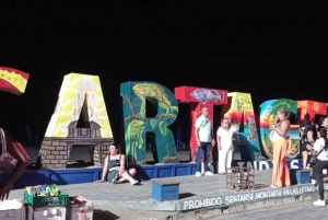 カルタヘナ：街を横断する典型的なバスでのパーティー