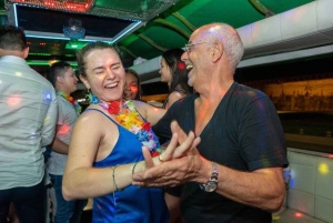 カルタヘナ：街を横断する典型的なバスでのパーティー