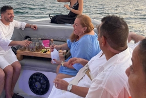 Cartagenassa: Cartagena: Yksityinen auringonlasku- ja yöveneajelu