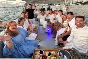 Cartagenassa: Cartagena: Yksityinen auringonlasku- ja yöveneajelu