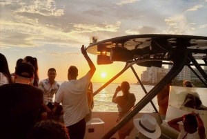 Cartagena: Sunset VIP Bay Tour with Open Bar, and Club