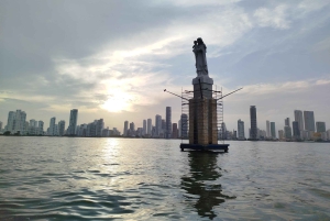 Cartagena: Sunset VIP Bay Tour with Open Bar, and Club