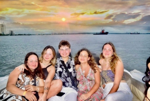 Cartagena: Sunset VIP Bay Tour with Open Bar, and Club
