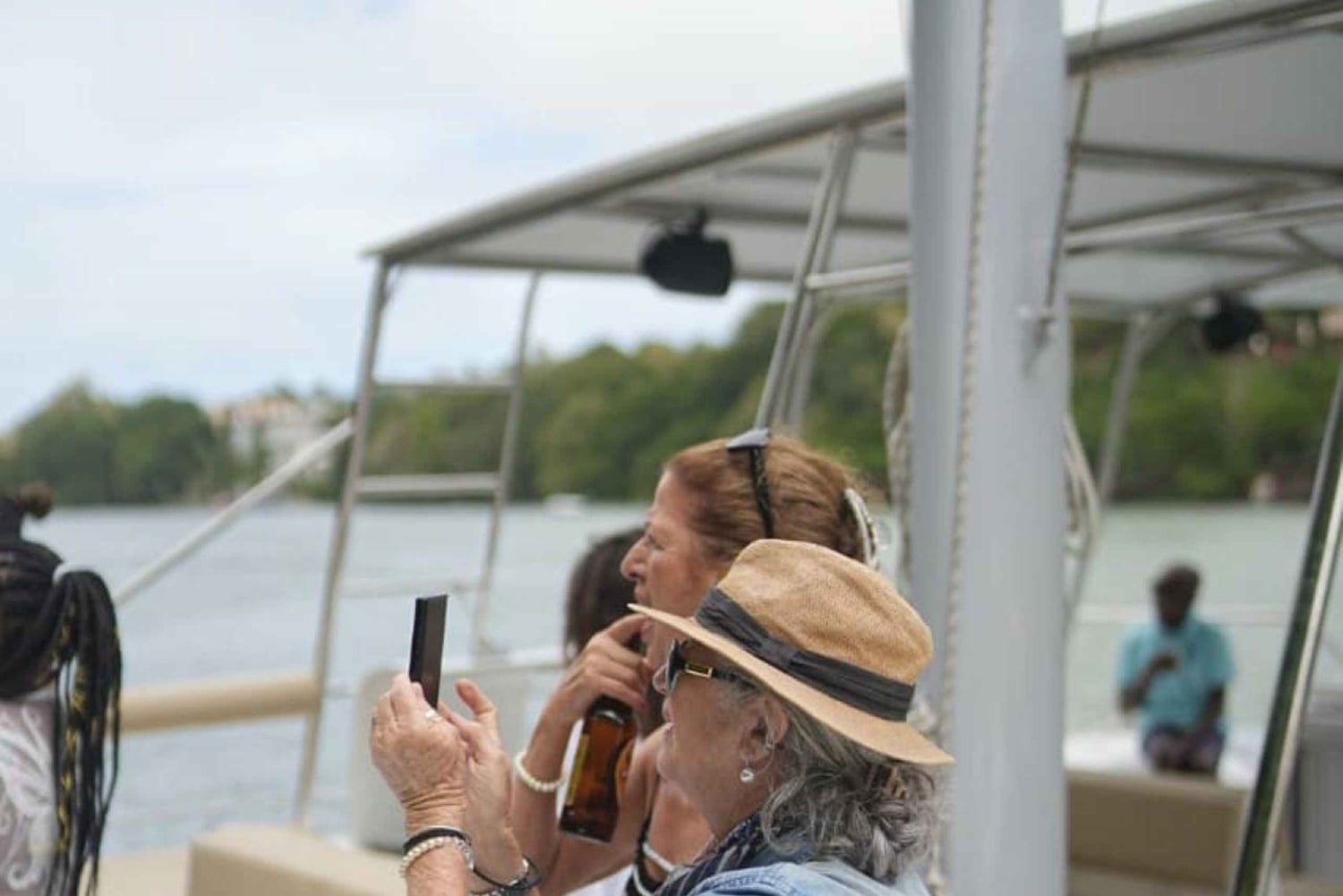 Круиз на катамаране к острову Иль-о-Серф и водопаду GRSE