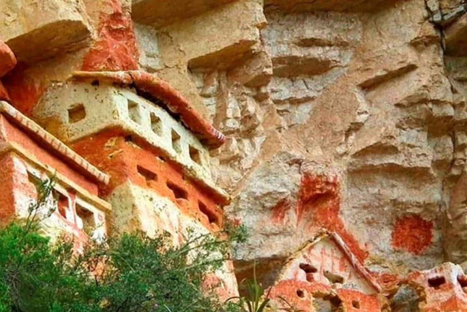 Chachapoyas: Revash Mausoleums en Museum van Leymebamba