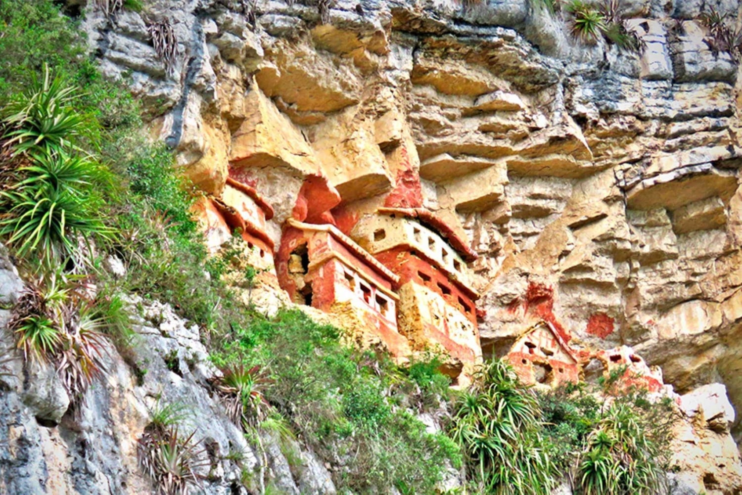 Chachapoyas: Revash Mausoleums en Museum van Leymebamba