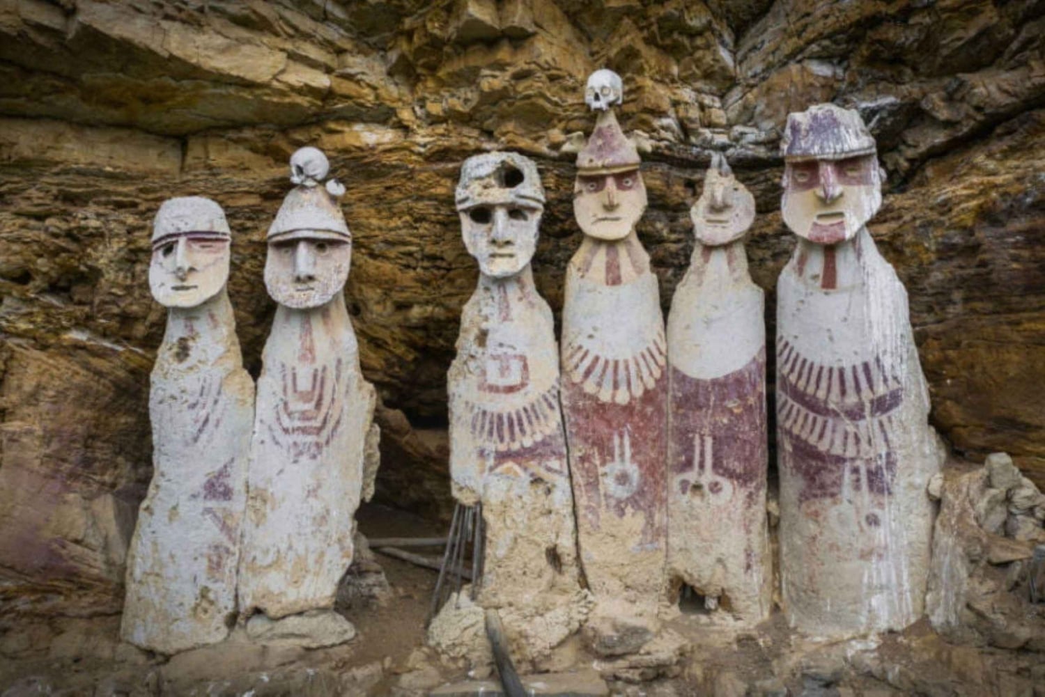 Chachapoyas: Revash Mausoleums en Museum van Leymebamba