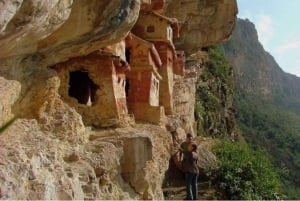 Chachapoyas: Revash Mausoleums en Museum van Leymebamba