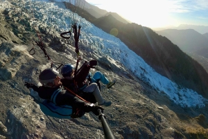 Chamonix: Tandem paragliding flight facing Mont Blanc