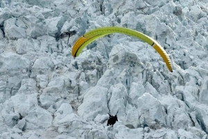 Chamonix: Tandem paragliding flight facing Mont Blanc