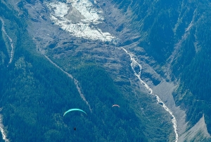 Chamonix: Tandem paragliding flight facing Mont Blanc