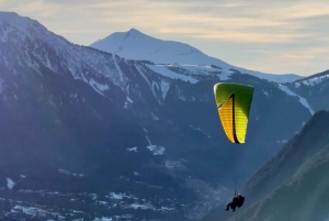 Chamonix: Tandem paragliding flight facing Mont Blanc