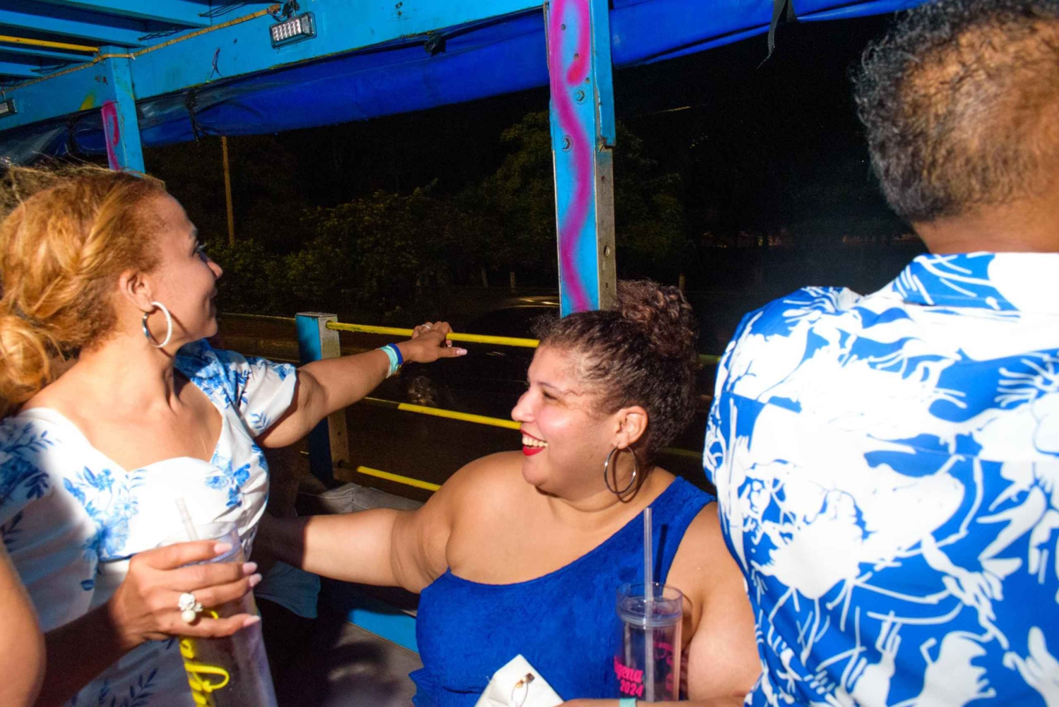 Chiva Party Cartagena: een unieke ervaring in de stad, vreugde en dans.