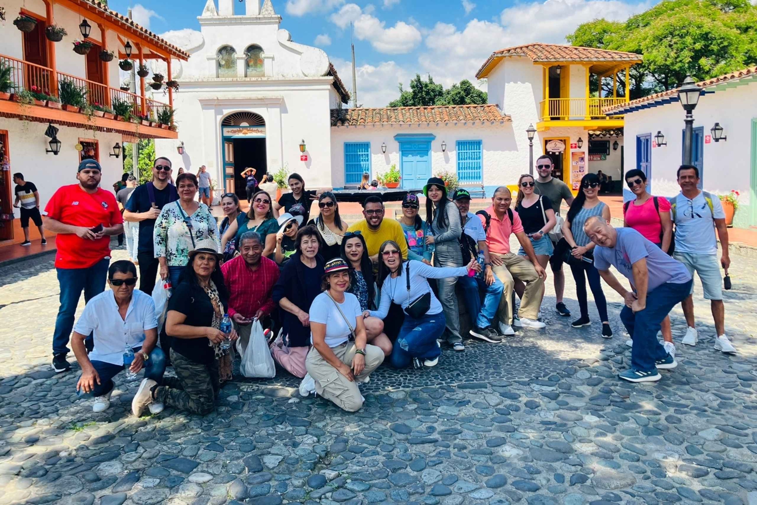 Stadsrondleiding Medellin met een Chiva of een thematisch busje