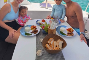 Fajardo: Dagskryssning med katamaran till Palomino Island med lunch