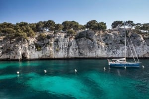 From Bandol: Visit the 13 calanques of Cassis & Marseille (3 hours 15 minutes at sea)