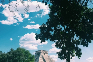 From Cancún: Sunrise at Chichén Itzá with optional buffet lunch