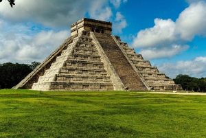 From Cancún: Sunrise at Chichén Itzá with optional buffet lunch