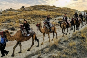 Однодневная поездка из Каппадокии: катание на верблюдах на рассвете или закате
