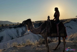 Однодневная поездка из Каппадокии: катание на верблюдах на рассвете или закате