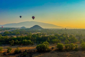 Desde CDMX: Paseo en globo, visitas guiadas a Teotihuacán y Guadalupe