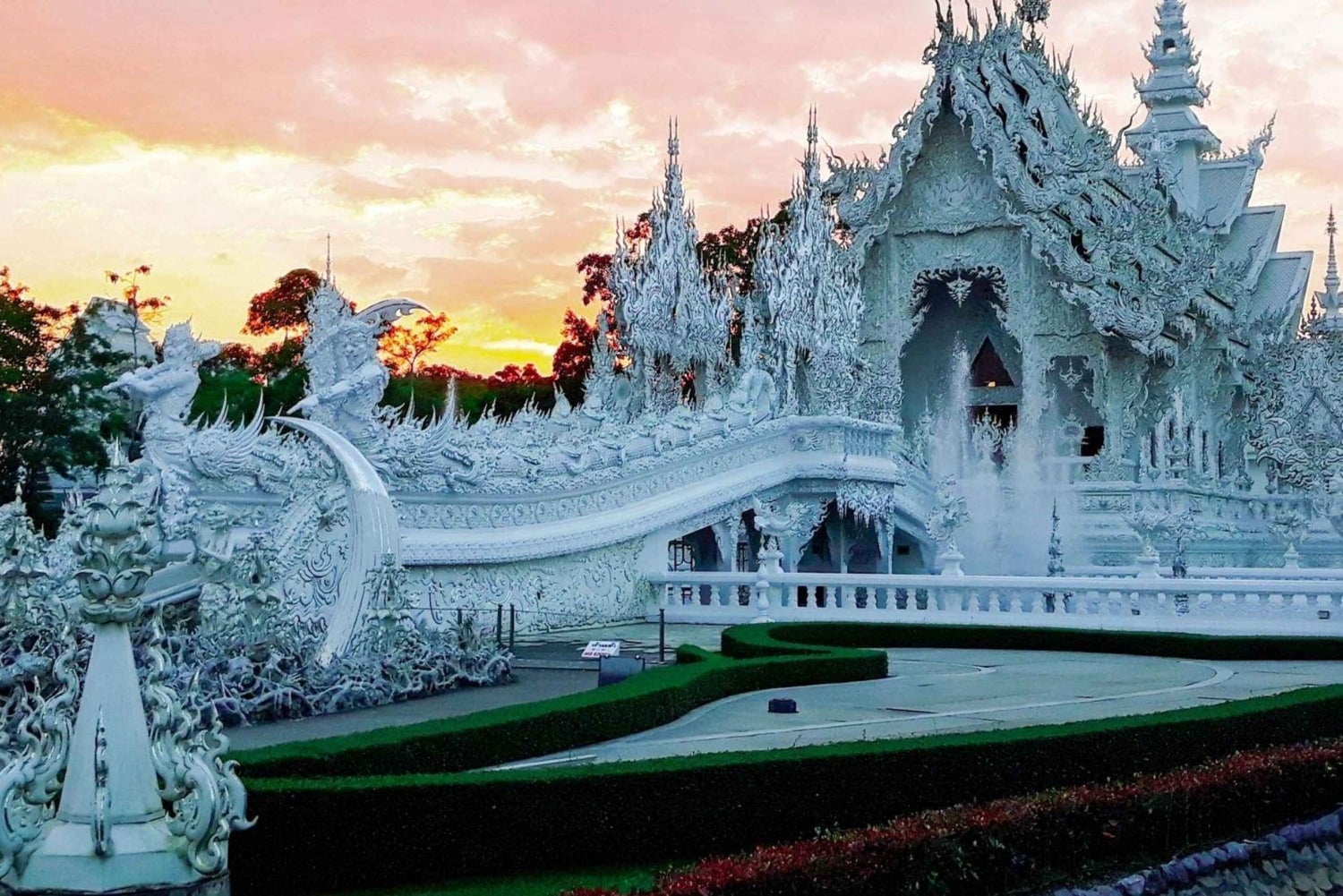 Z CM: biała, niebieska, czerwona/czarna świątynia w Chiang Rai z lunchem