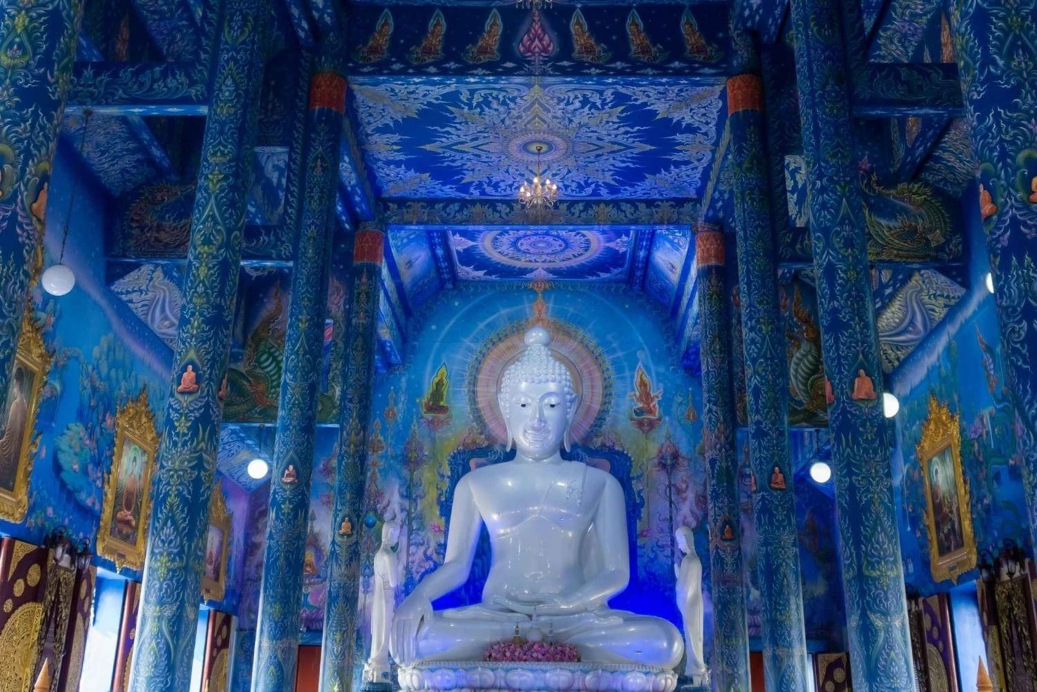 Z CM: biała, niebieska, czerwona/czarna świątynia w Chiang Rai z lunchem