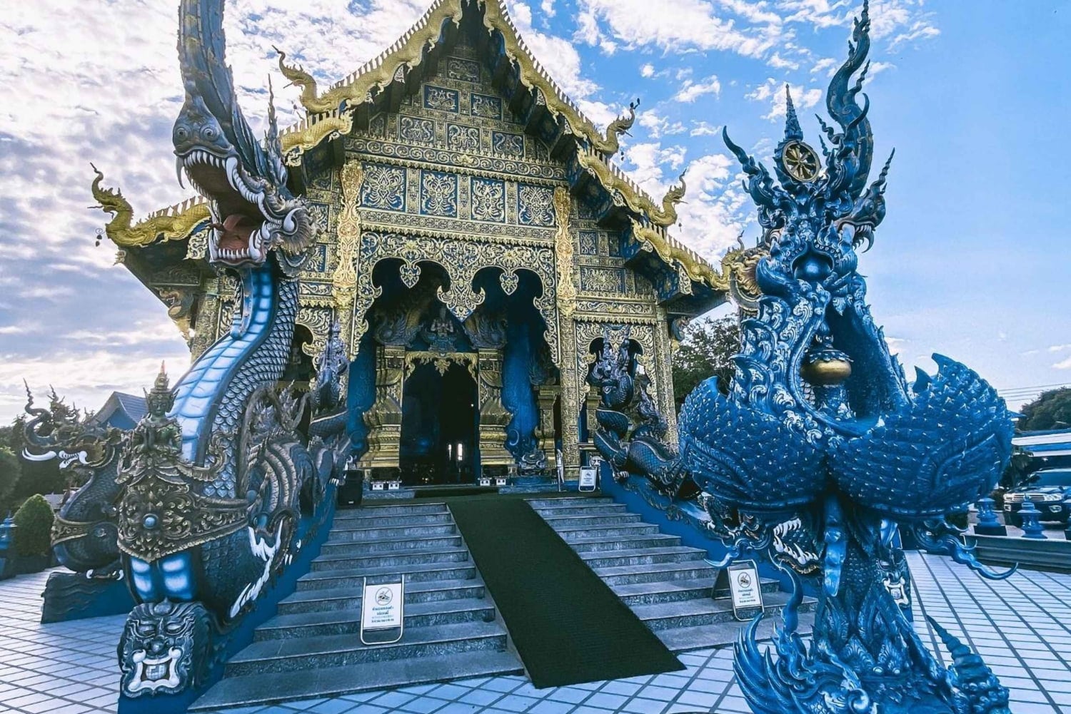 Z CM: biała, niebieska, czerwona/czarna świątynia w Chiang Rai z lunchem