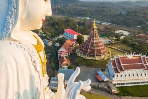 Z CM: biała, niebieska, czerwona/czarna świątynia w Chiang Rai z lunchem