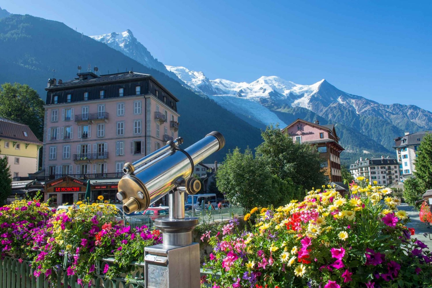 From Geneva: Day Tour to Chamonix & Yvoire Medieval Village
