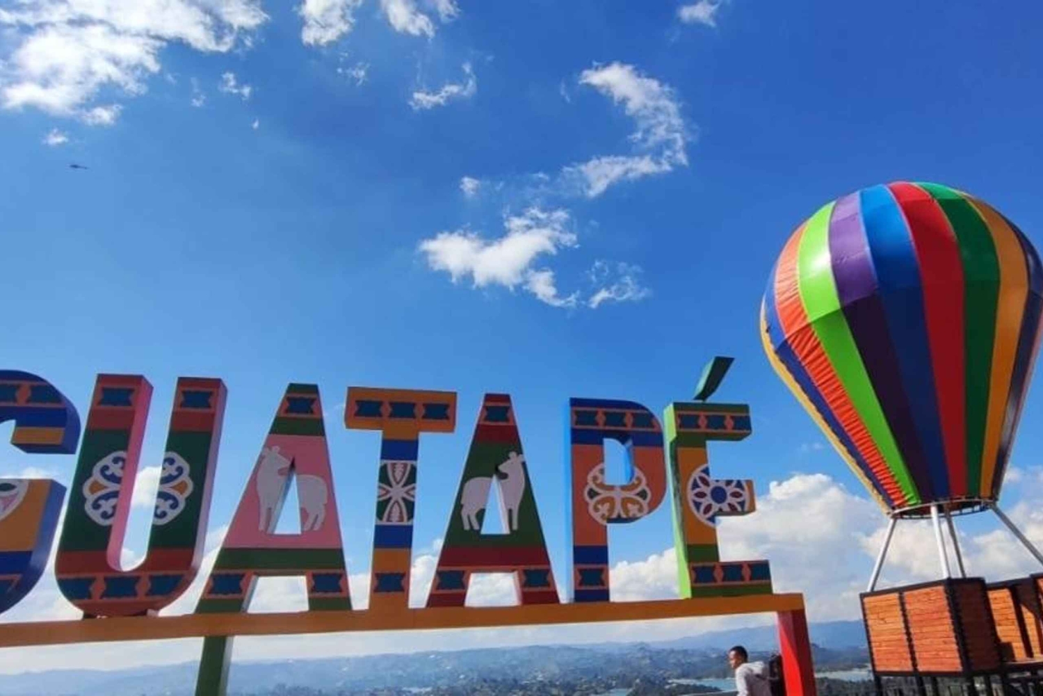 From Medellin: Guided tour of Guatapé, culture, landscapes, and lunch
